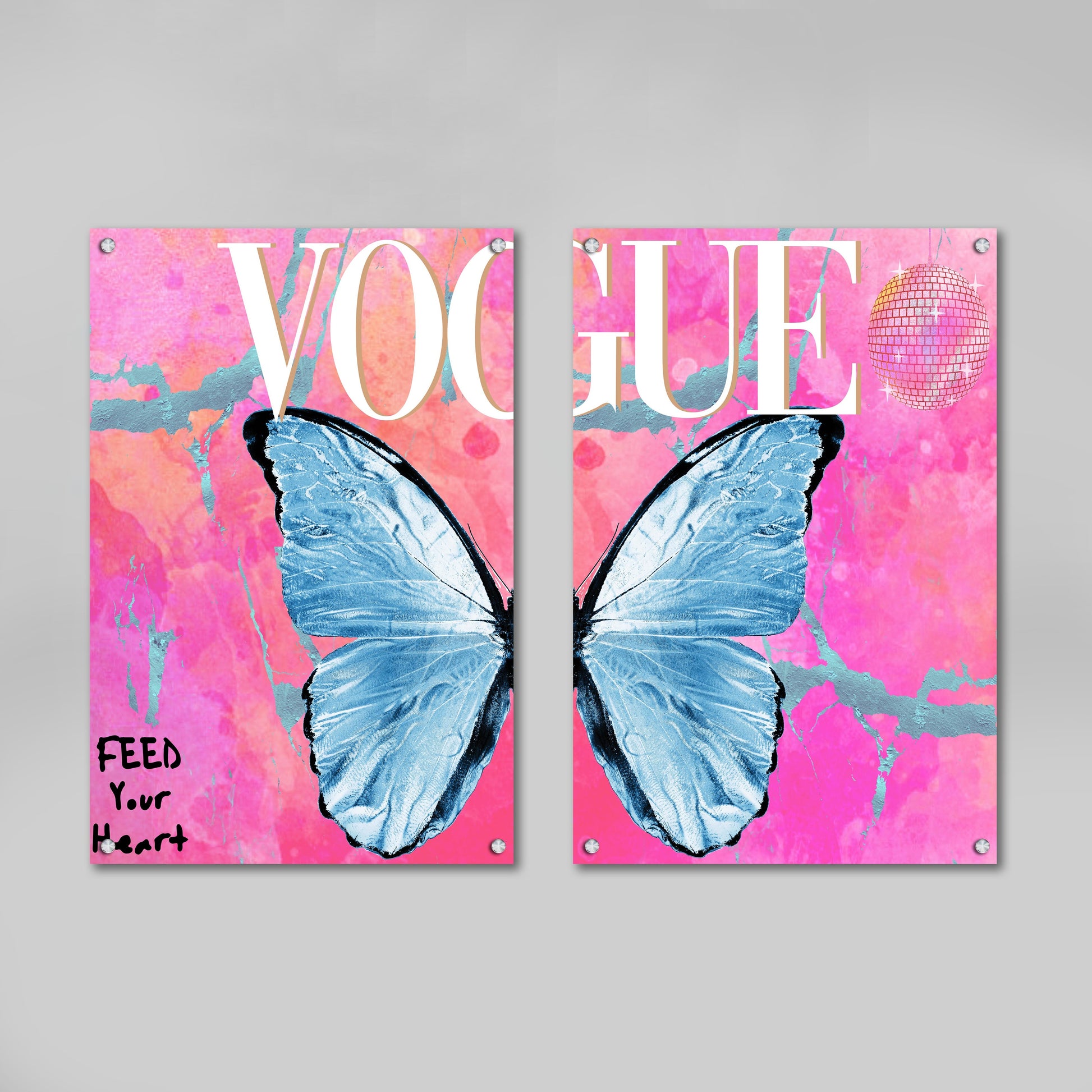 Cuadro Vogue Rosa: Obra de arte díptico que presenta un fondo rosa vibrante, una bola de discoteca espejada y una gran mariposa azul estilizada, con la palabra "VOGUE" superpuesta.