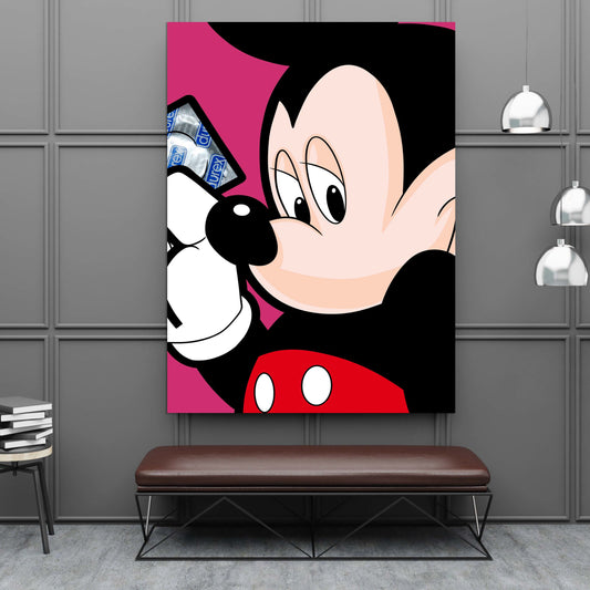 Cuadro Pop Art Mickey: Atrevida pintura pop art de Mickey Mouse sosteniendo un paquete de condones. Colores vibrantes y estilo gráfico.