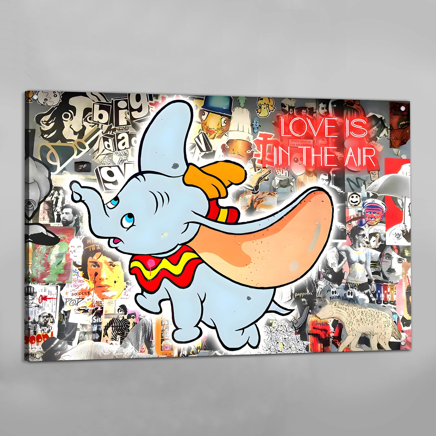 Cuadro Pop Art Dumbo: Collage vibrante con Dumbo, estilo pop art y diversas imágenes. Una impresión en lienzo única.