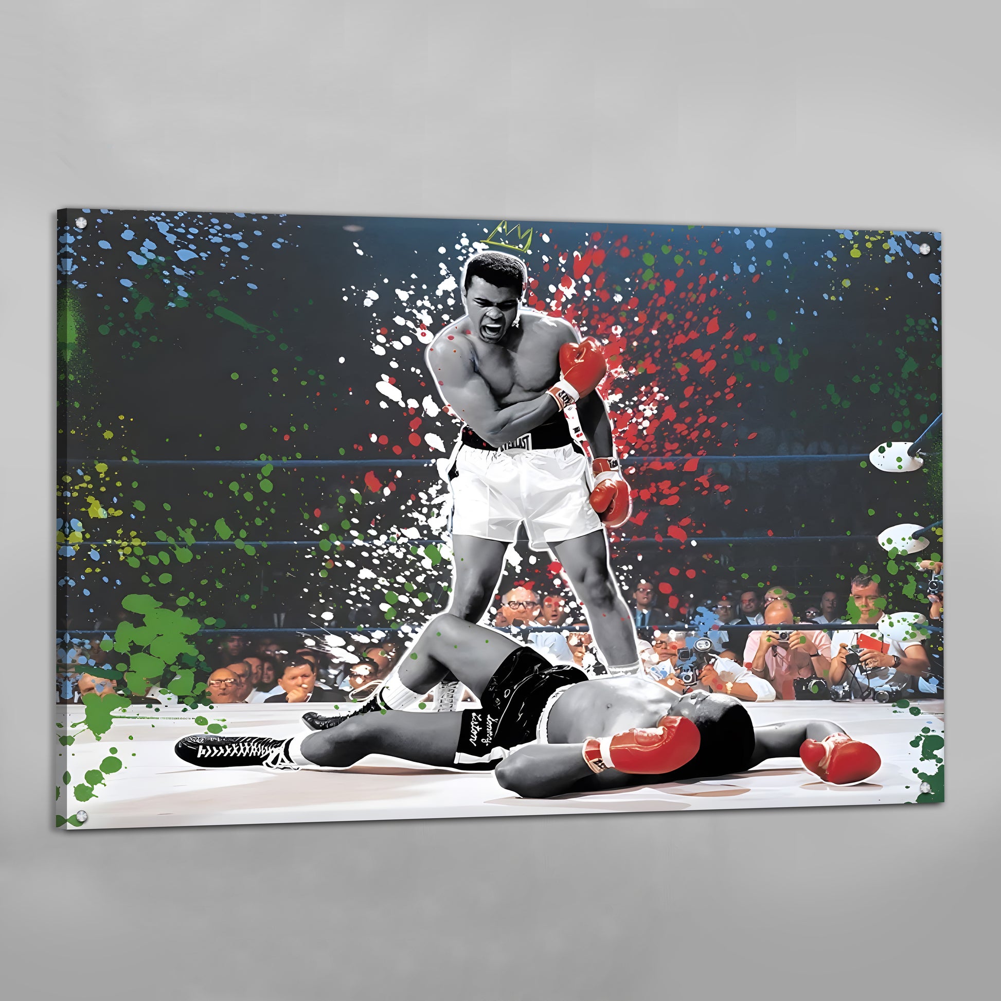 Cuadro Muhammad Ali: momento icónico del boxeo, efecto de salpicaduras de pintura vibrante, foto en blanco y negro de Ali sobre un oponente caído.