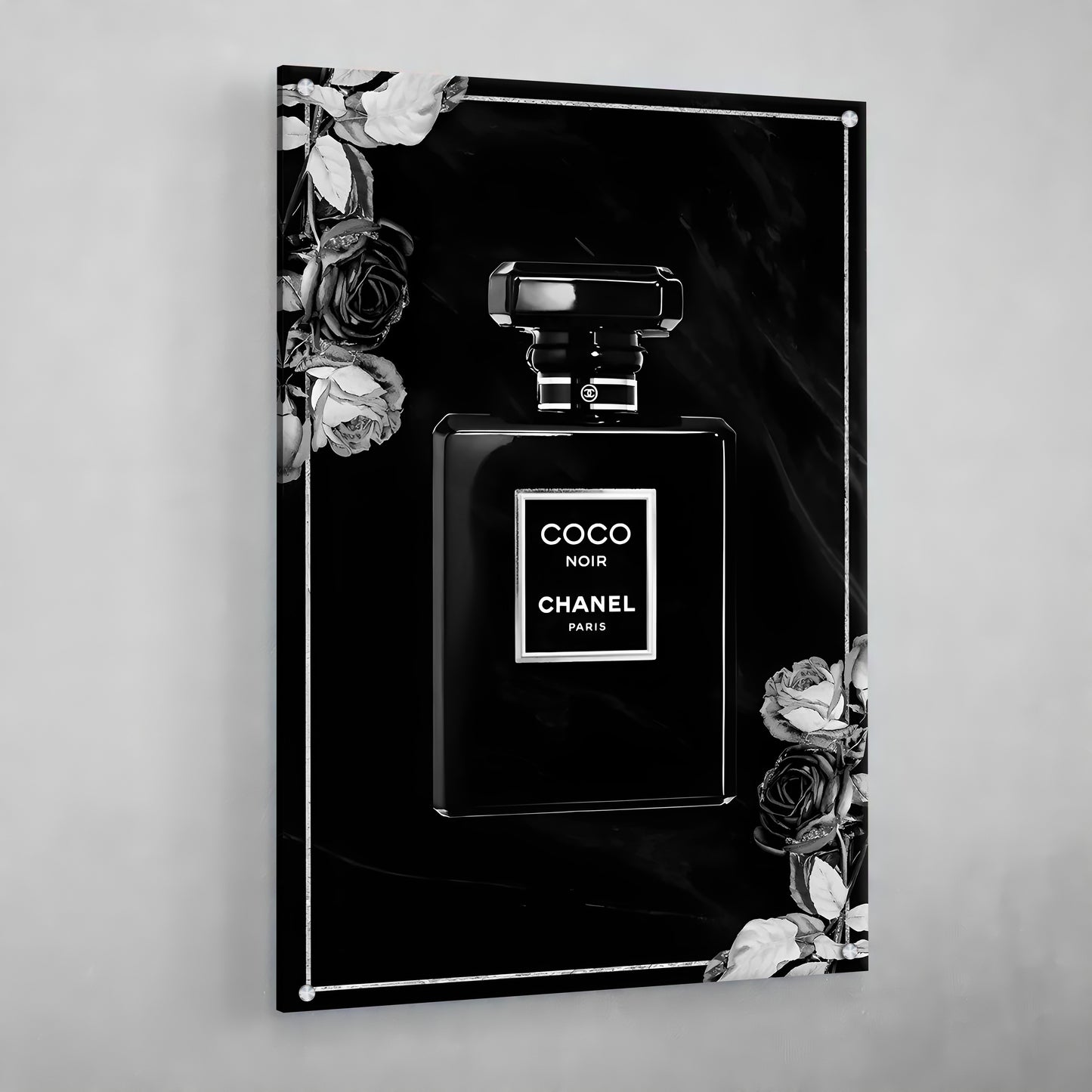 Cuadro Perfume Chanel Coco Noir: Obra de arte en blanco y negro que presenta un frasco de perfume Chanel Coco Noir adornado con rosas.